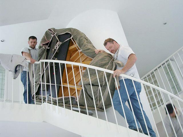 Privater Flügel- und Klaviertransport über ein Treppengelände