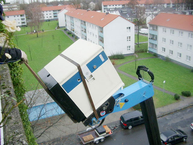 Tresortransport Krantransport eines Tresors in ein Bürogebäude